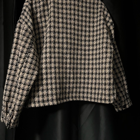 Chic Black and White Tweed Jacket - Picture 9 of 9